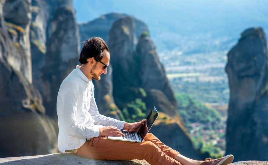 Working while you travel: what to look for in a job before you book the flight